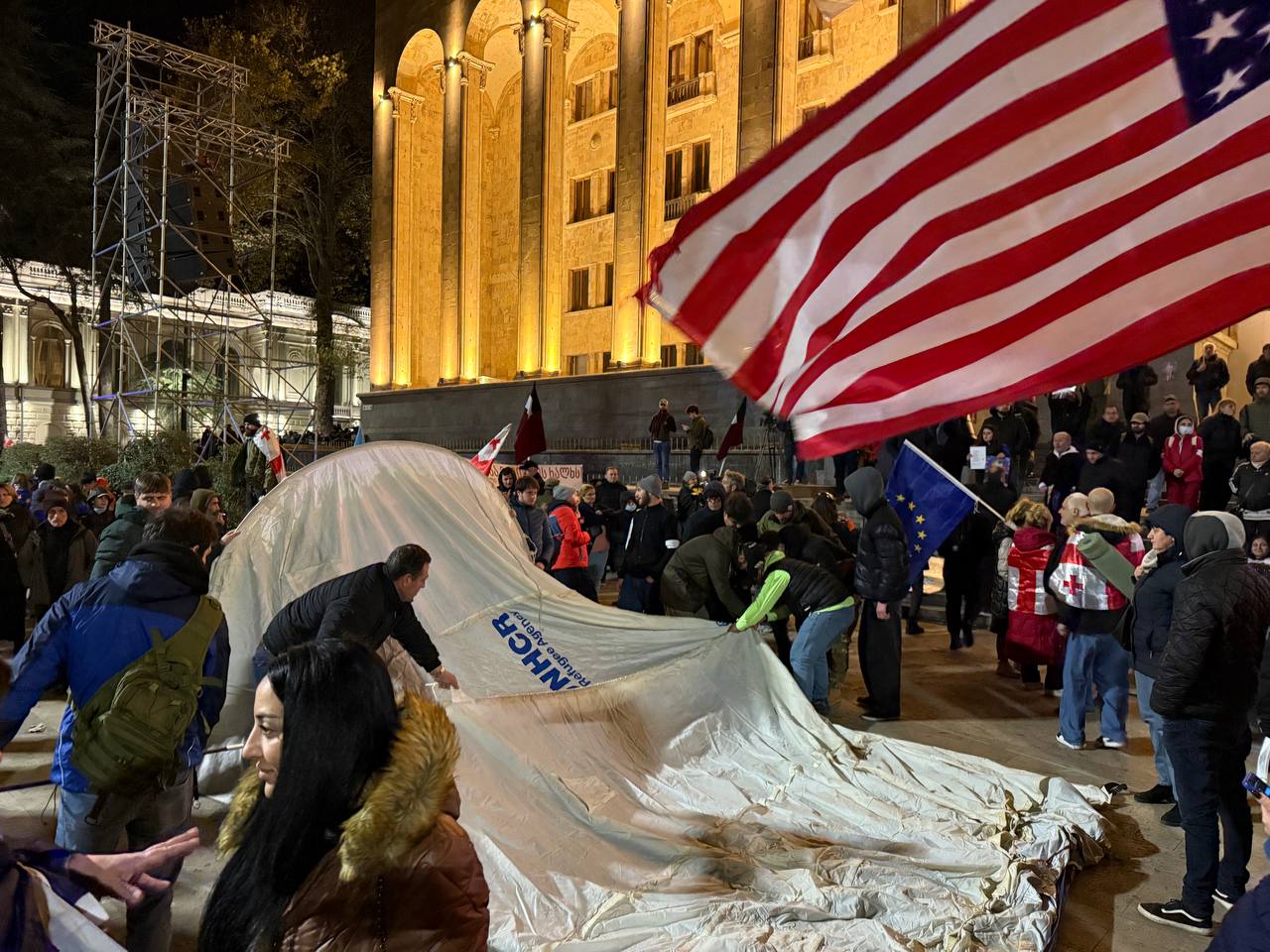 Demonstranten bauen vor dem georgischem Parlament Zelte auf